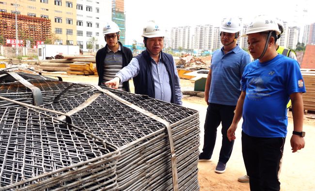 公司党委副书记、纪委书记、工会主席岑廷义深刻现场查看。谢微旋 摄.jpg