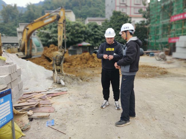 1609987892109601.jpg 黄建书(左一)在和青年互换.jpg