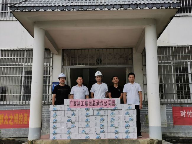 捐赠抗灾物资。谭山泉 摄（建图）.jpg