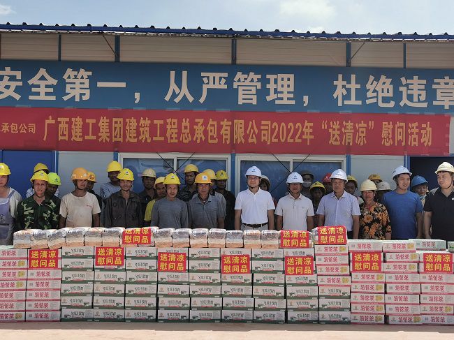 慰问活动合影。王瑾贞 摄（建图）.jpg
