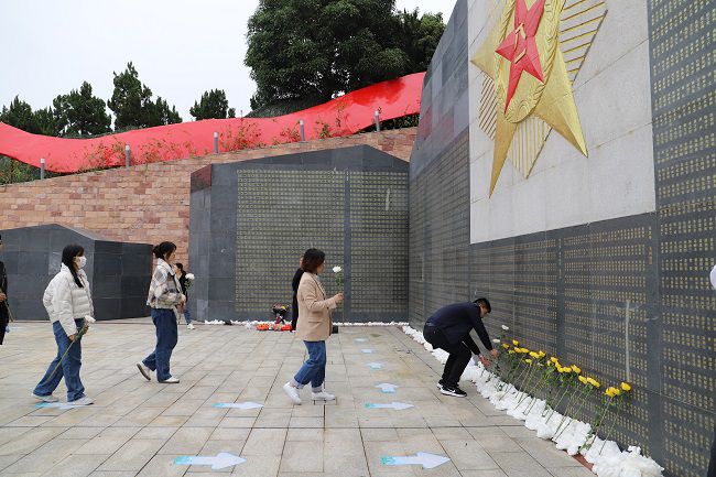献花。张钊林  摄（建图） (2).jpg