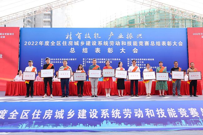 1685924183565781.jpg 三分公司党支部书记、副总经理李振枢(左三)上台领取“优胜单元”奖.jpg