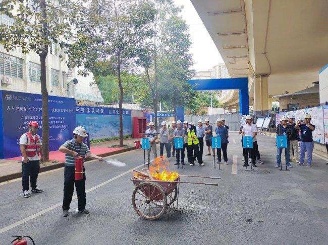 梅锦辉示芳火器操作；票ι 摄（建图）.jpg