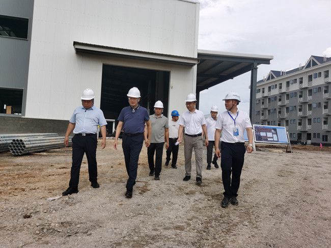 何朝建在项目现场；蒲茉笊悖ńㄍ迹.jpg
