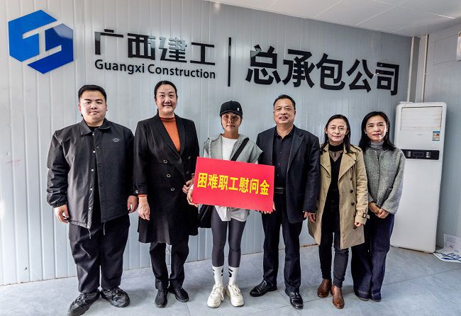 慰问难题职工蓝丽丽。郭奎君摄（建图0）.jpg