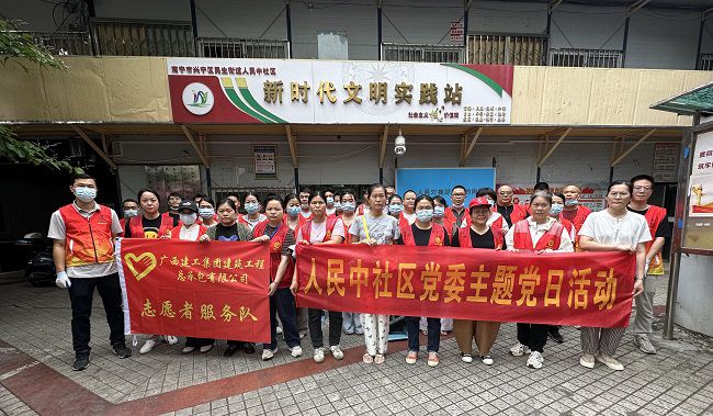 总承包公司自愿者与社区工作人员合影。王莹摄（建图）.jpg